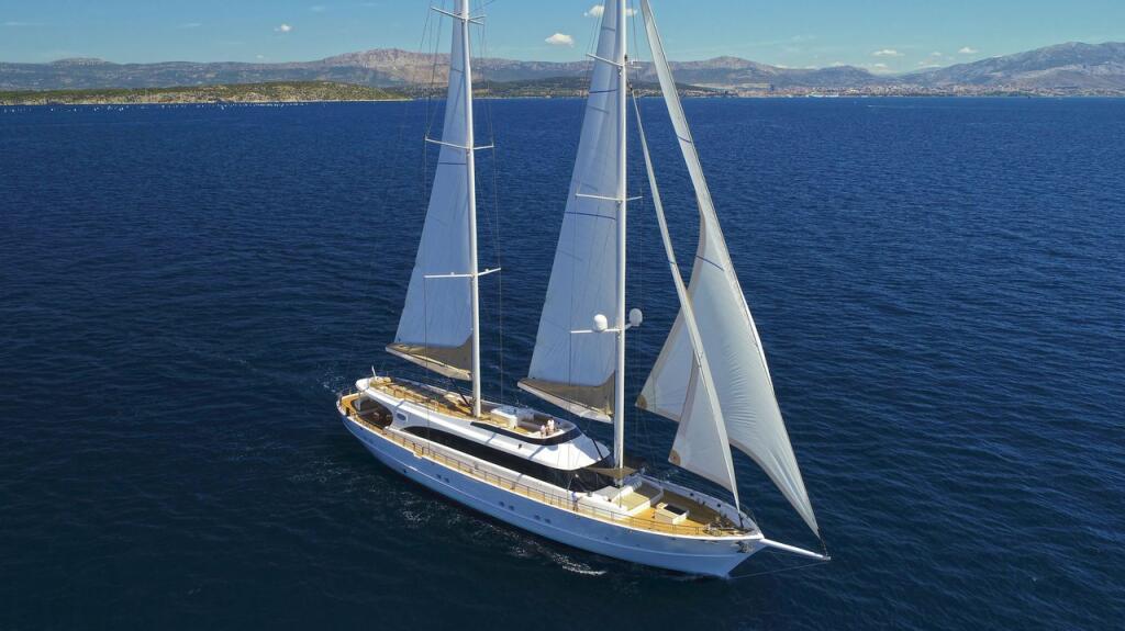 Motorsailer 