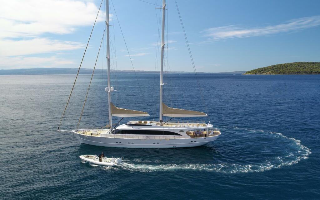 Motorsailer 