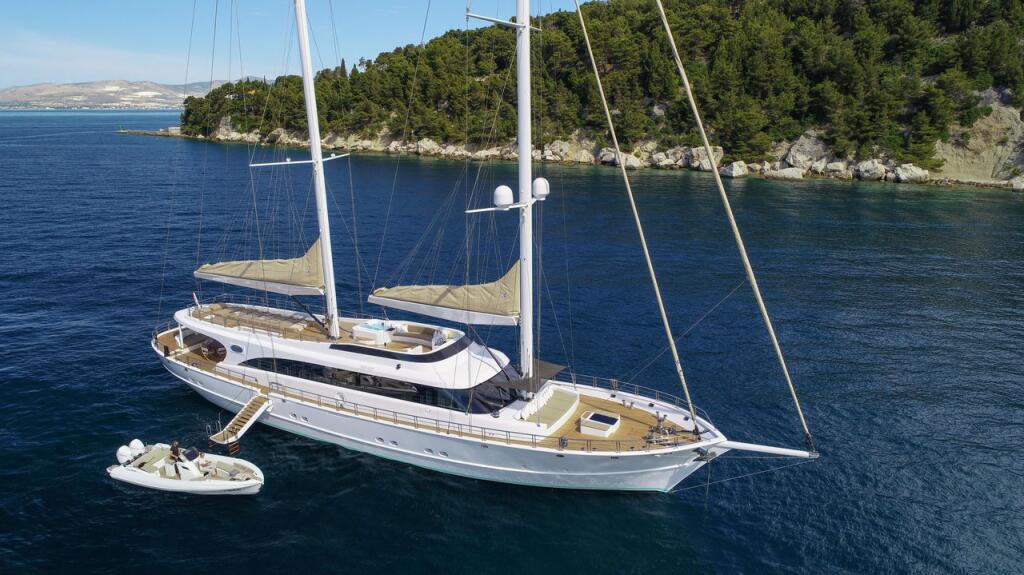 Motorsailer 
