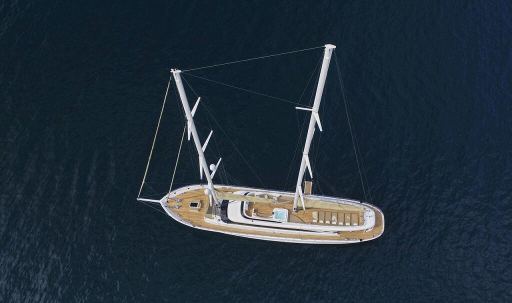 Motorsailer 