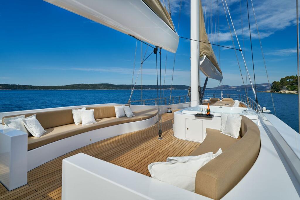 Motorsailer 