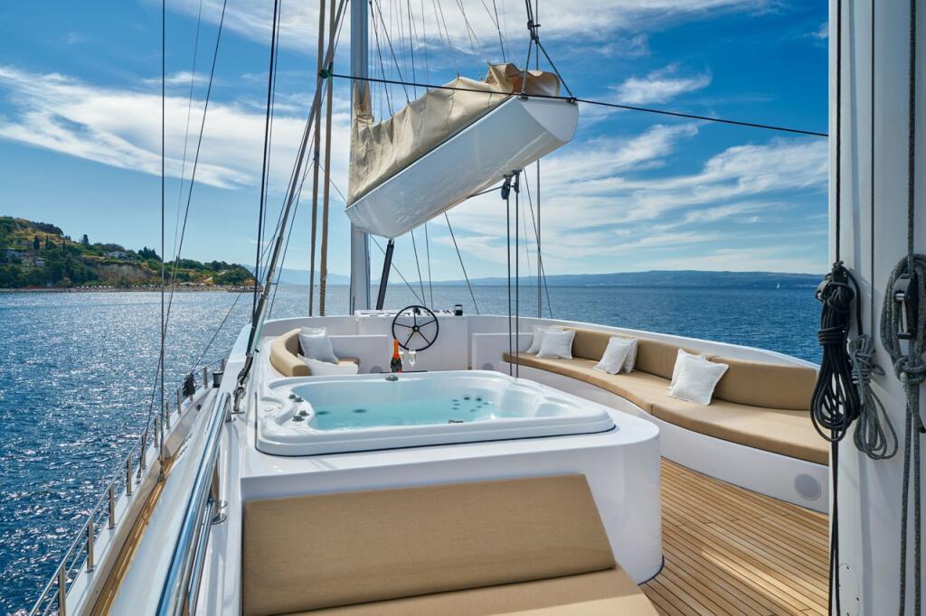 Motorsailer 