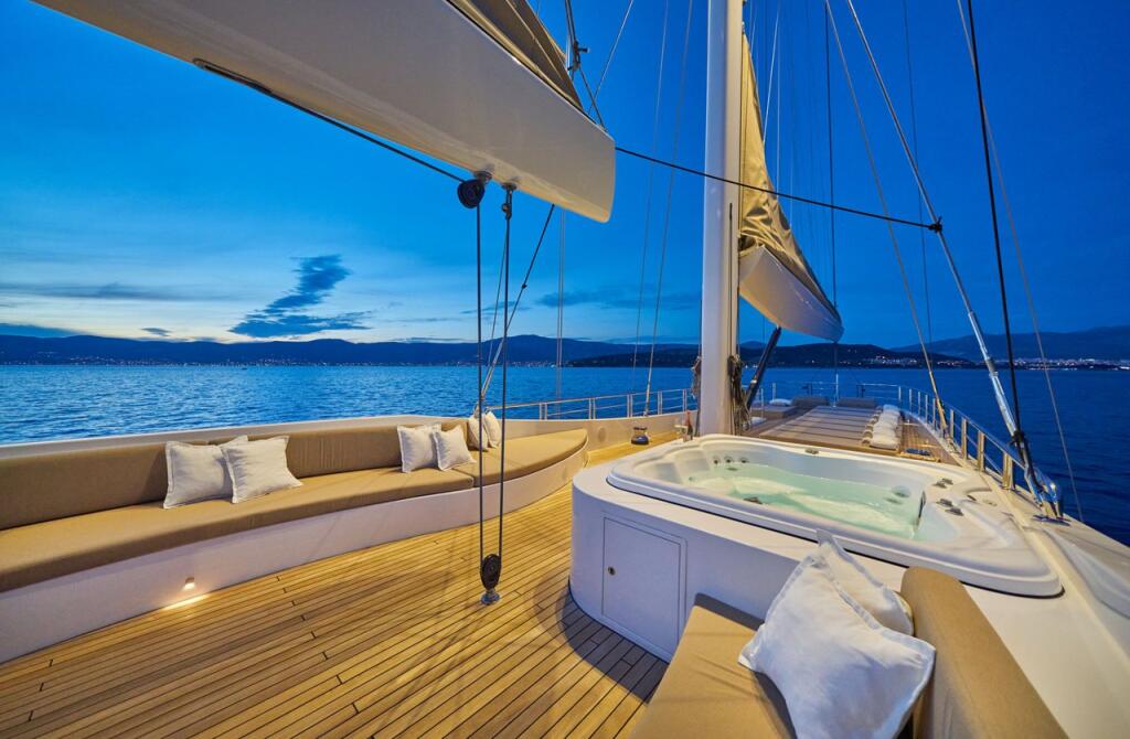 Motorsailer 