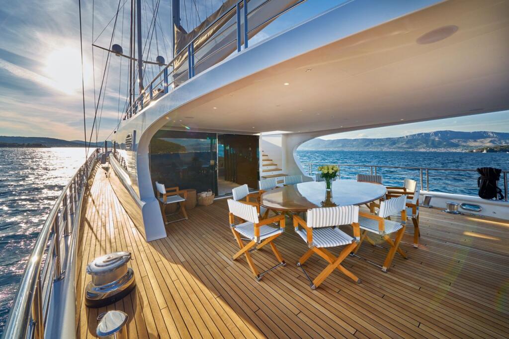 Motorsailer 