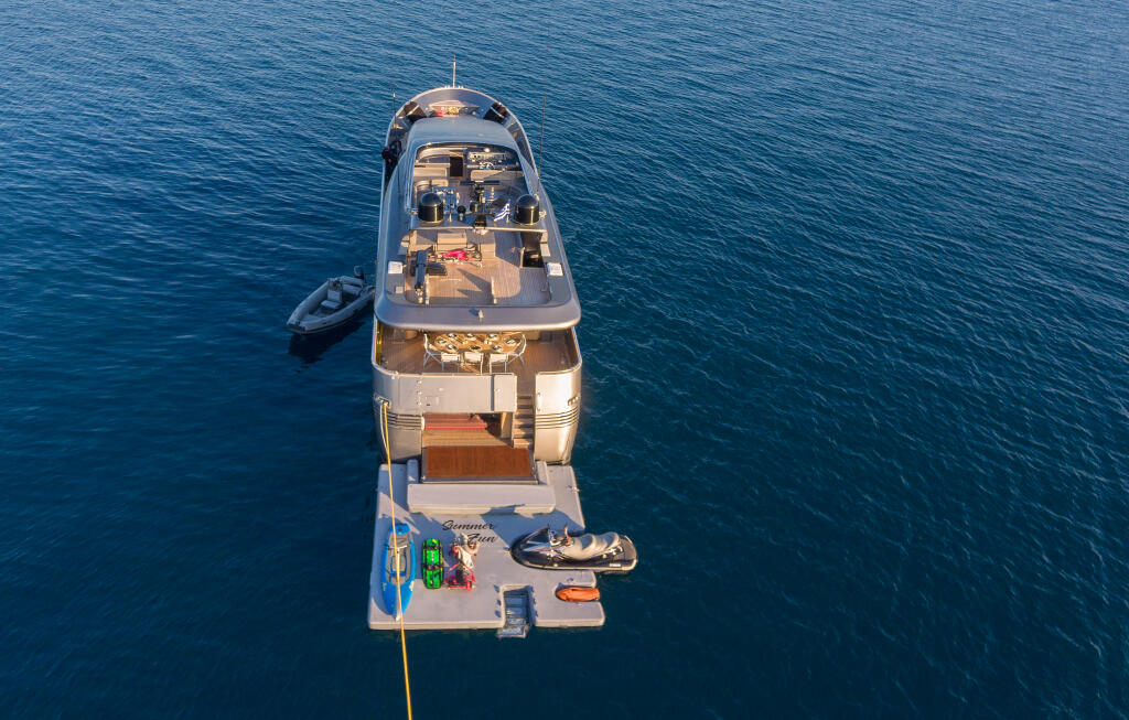 Motor yacht 