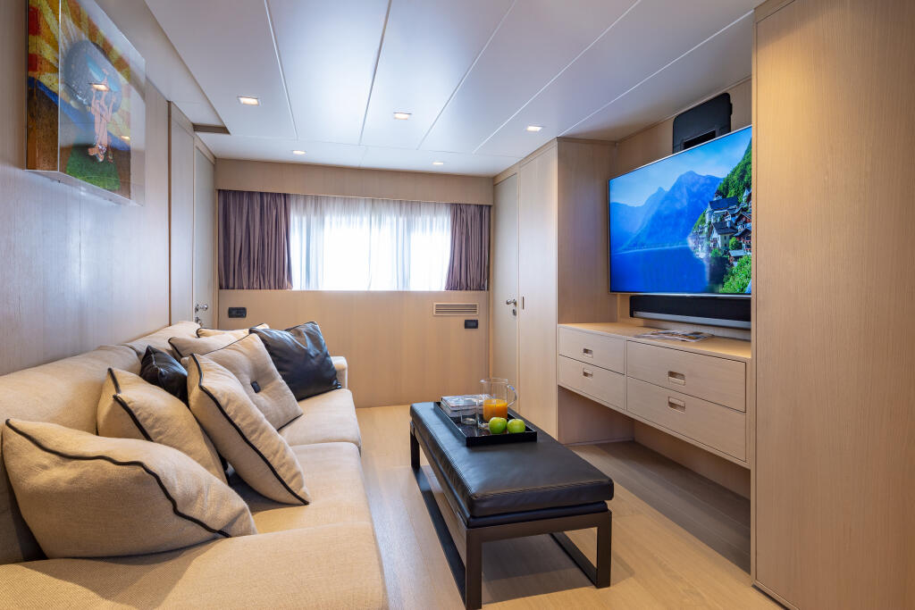Motor yacht 