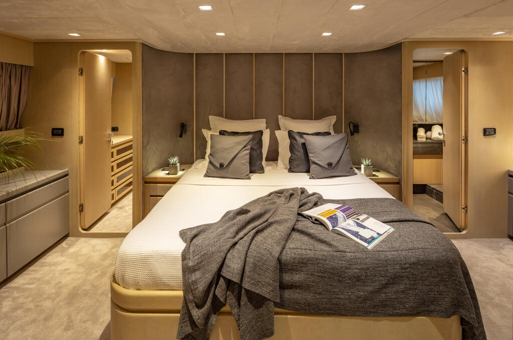 Motor yacht 