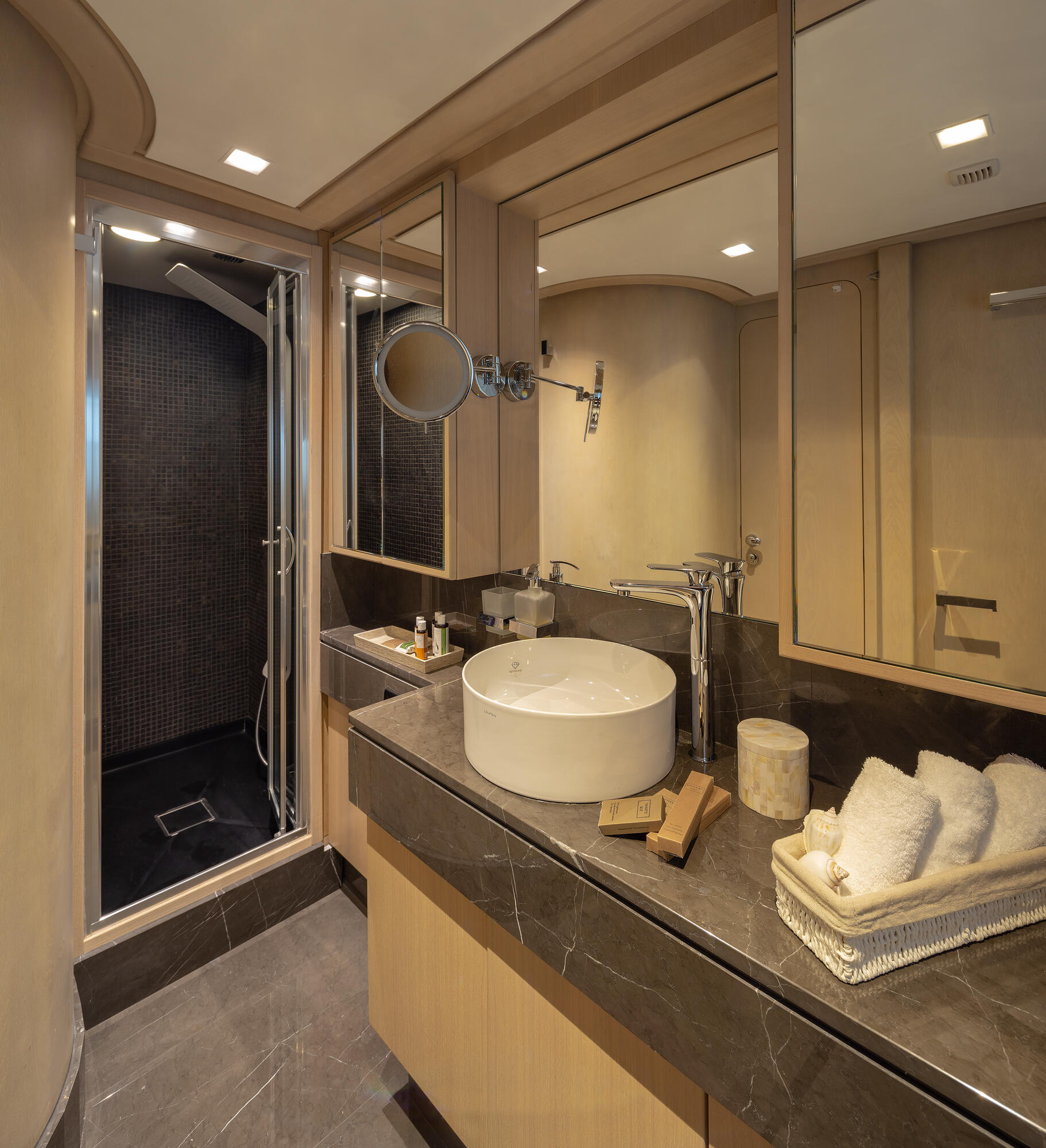 Motor yacht 
