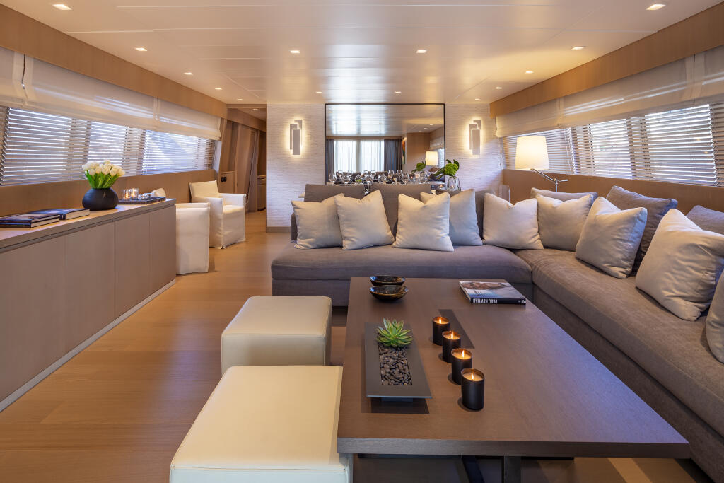 Motor yacht 