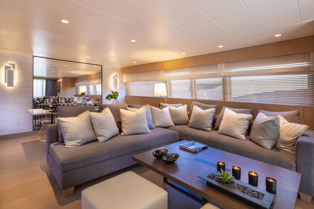Motor yacht 