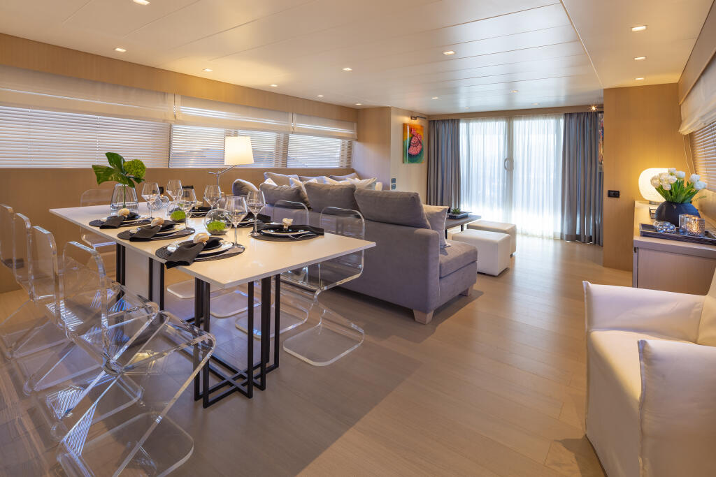 Motor yacht 