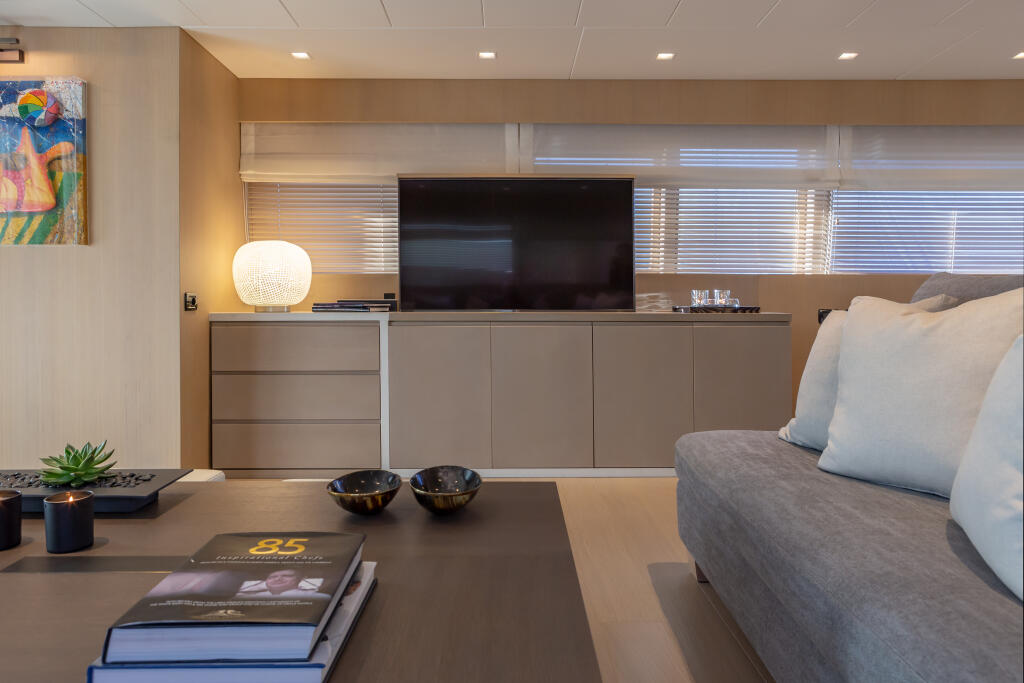 Motor yacht 
