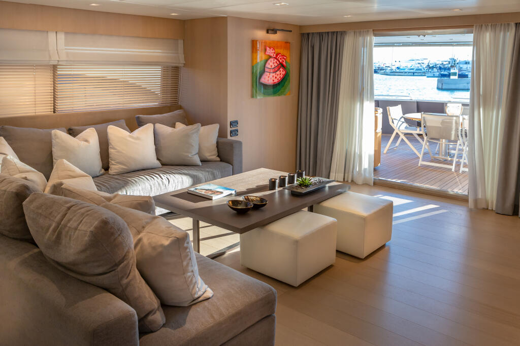 Motor yacht 