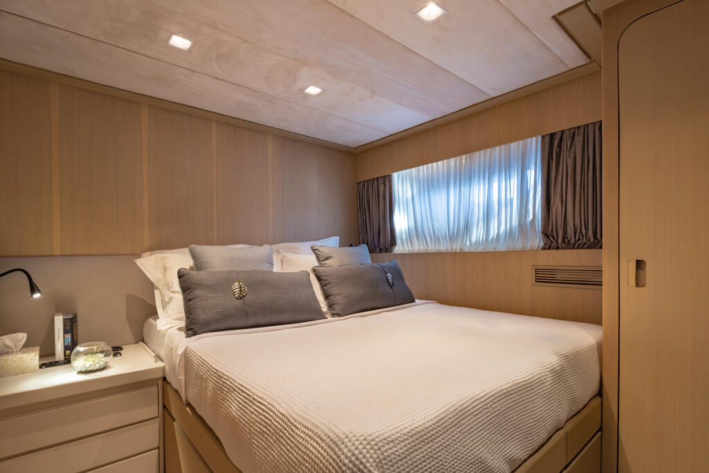 Motor yacht 