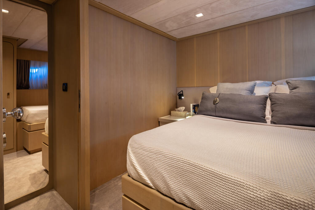 Motor yacht 
