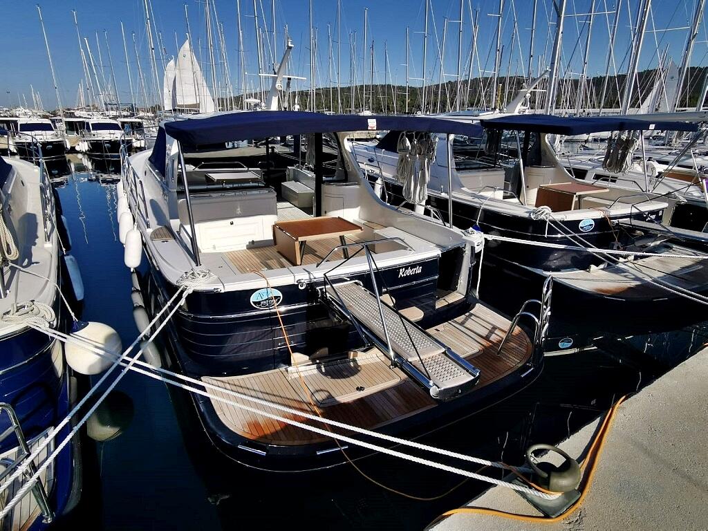 Motor yacht 