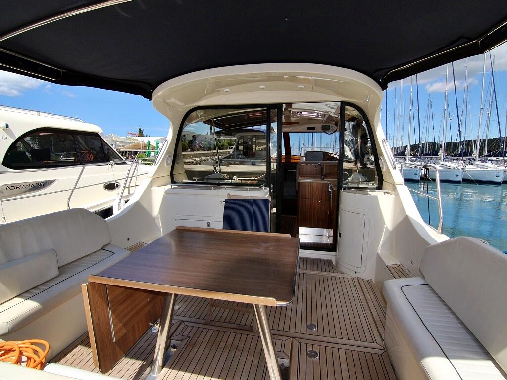 Motor yacht 