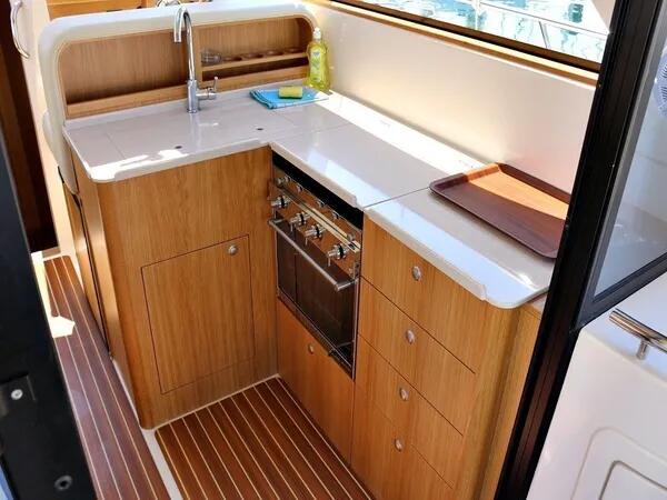 Motor yacht 
