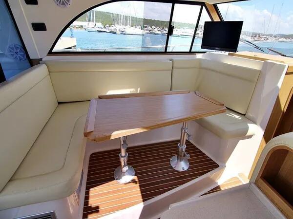 Motor yacht 
