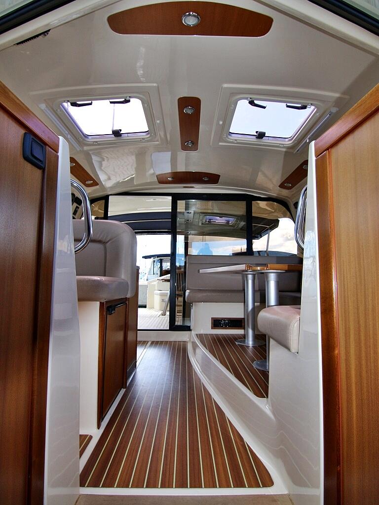 Motor yacht 