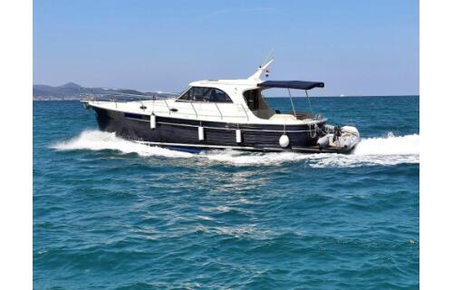 Motor yacht 