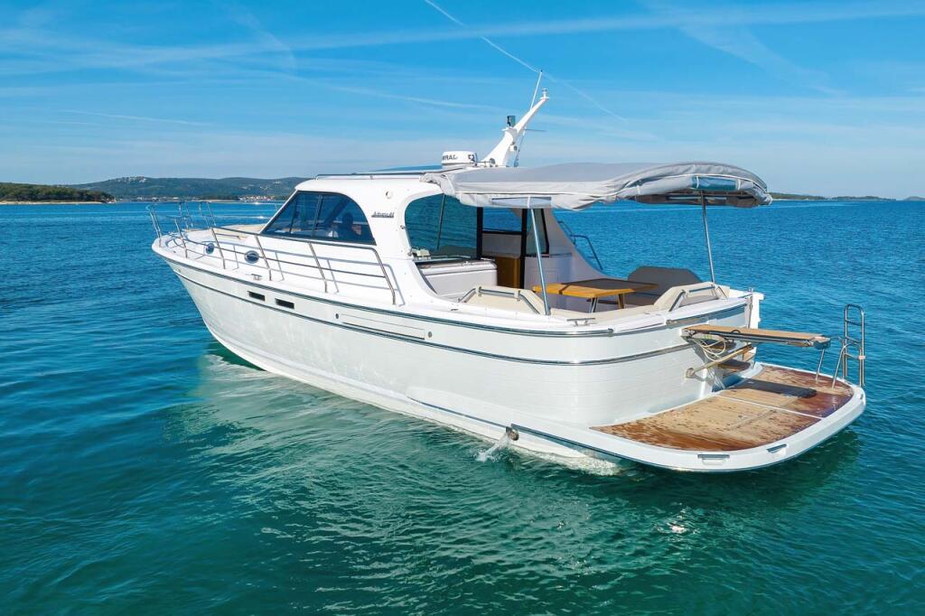 Motor yacht 