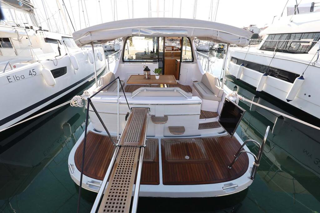 Motor yacht 