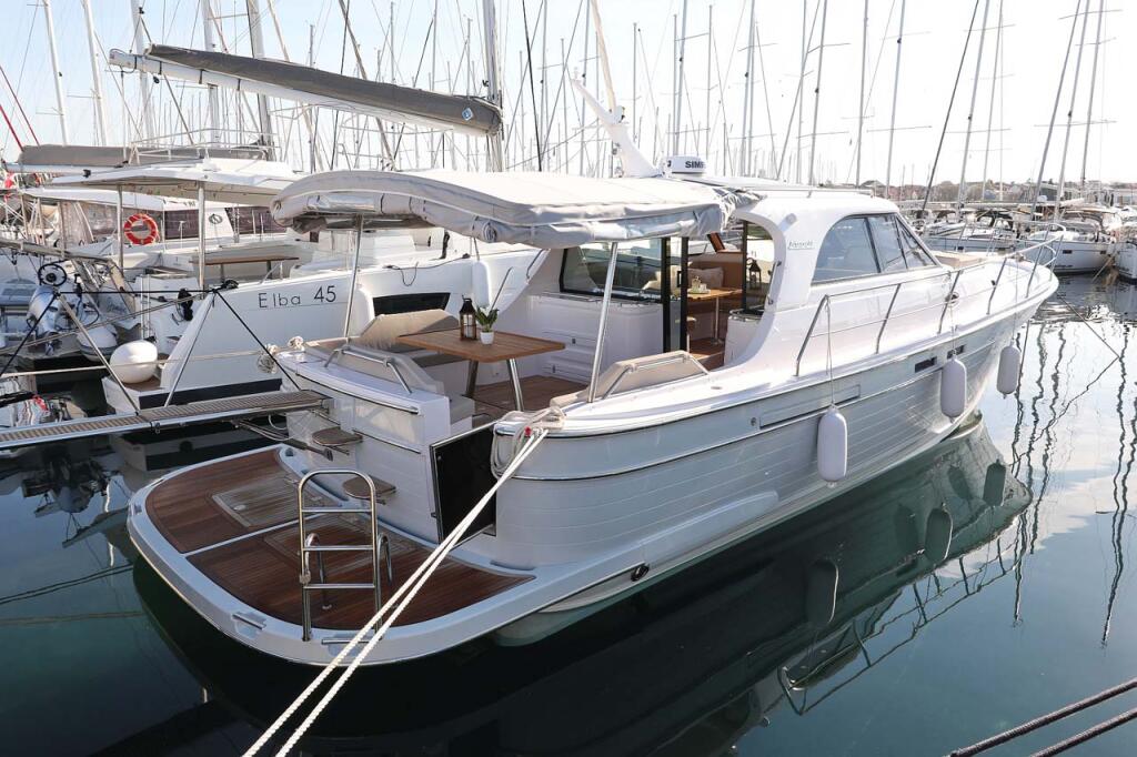 Motor yacht 