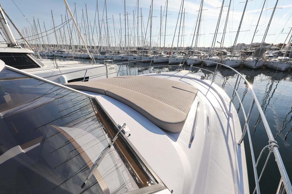 Motor yacht 