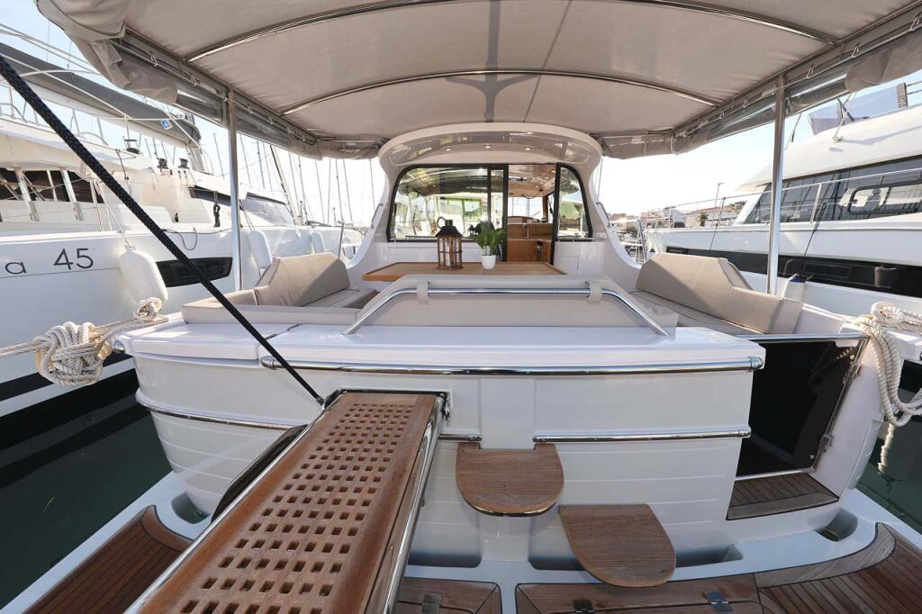 Motor yacht 