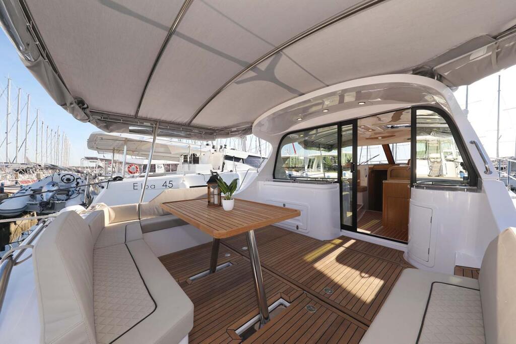 Motor yacht 