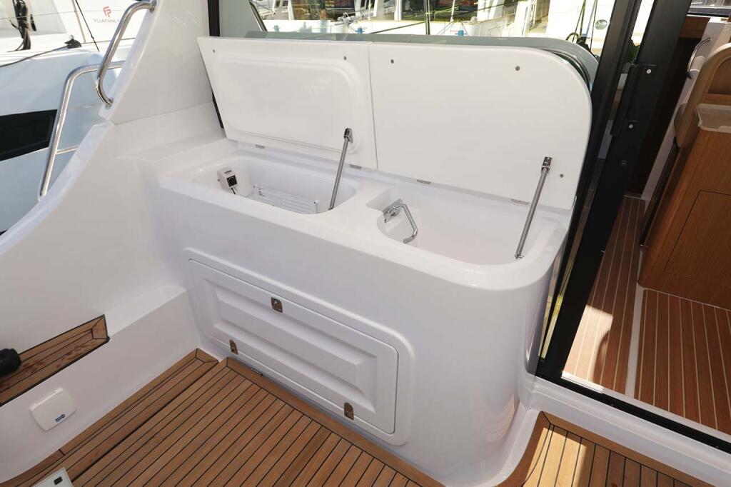 Motor yacht 