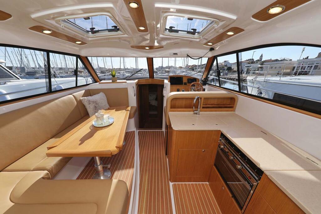 Motor yacht 