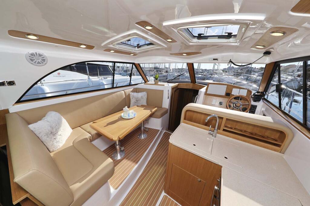 Motor yacht 