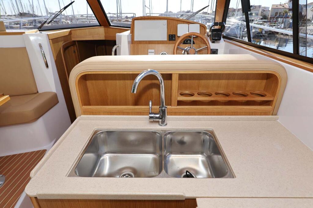Motor yacht 