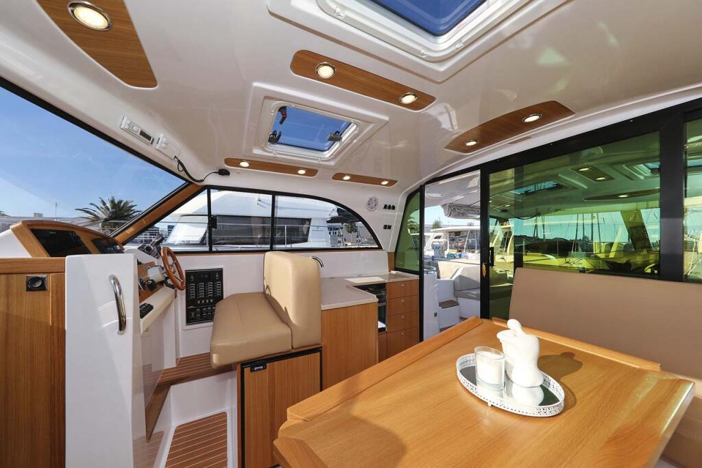 Motor yacht 