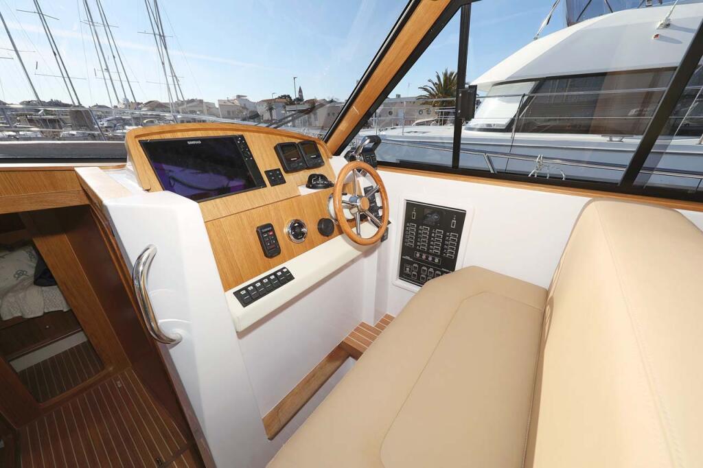 Motor yacht 