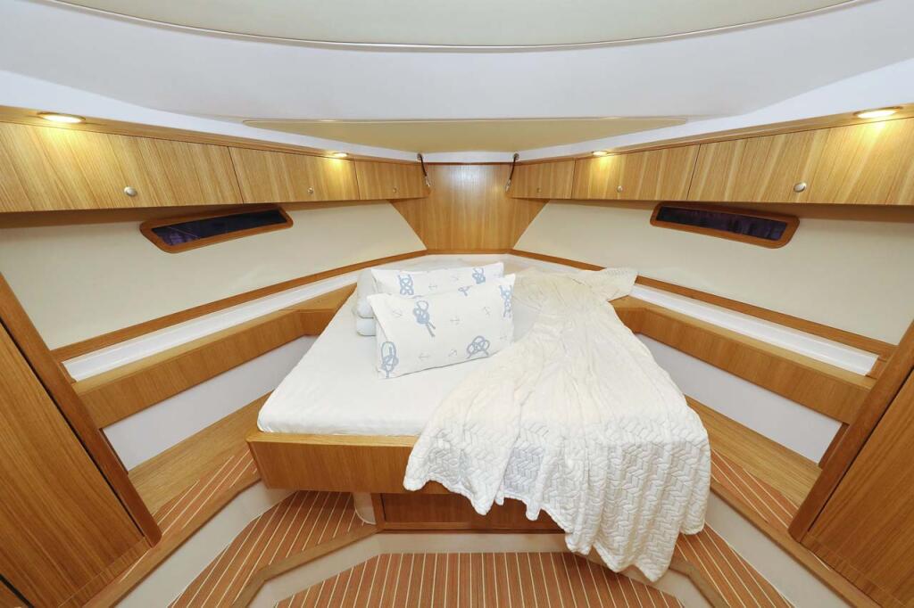 Motor yacht 