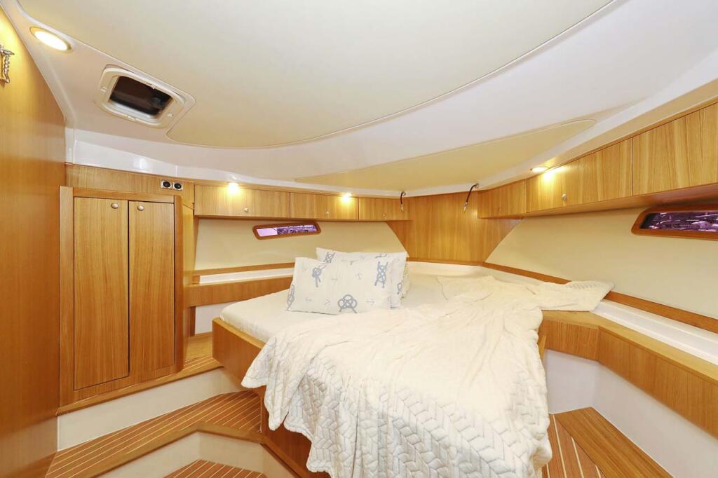Motor yacht 