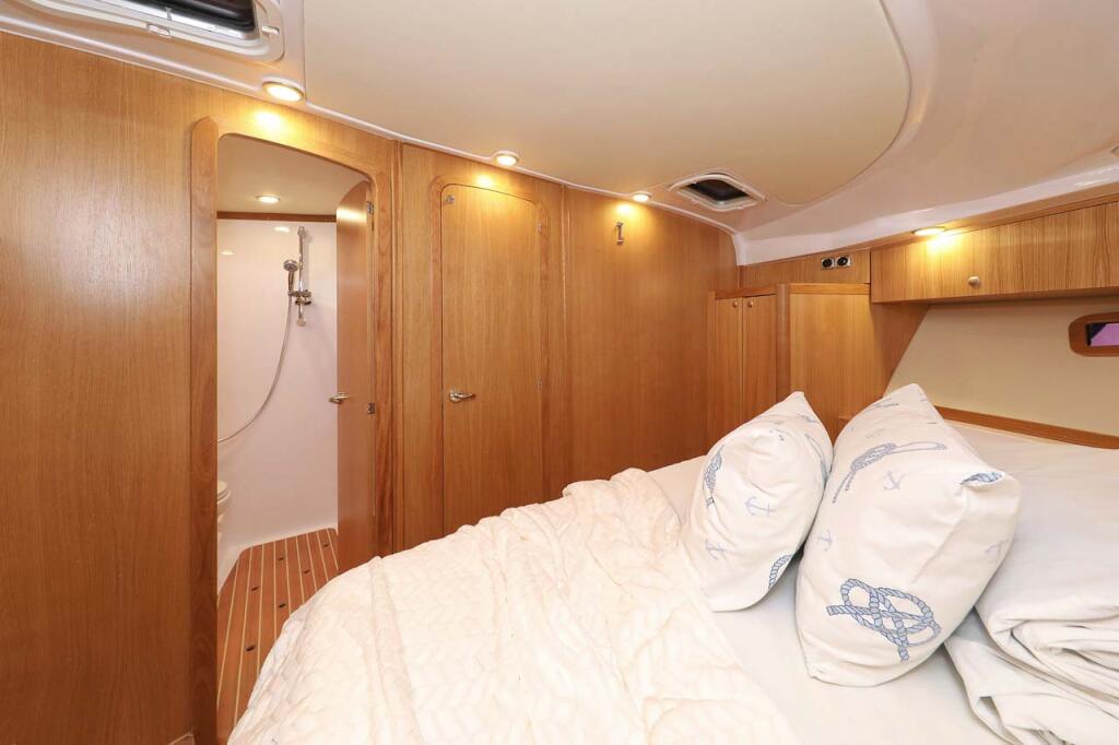 Motor yacht 