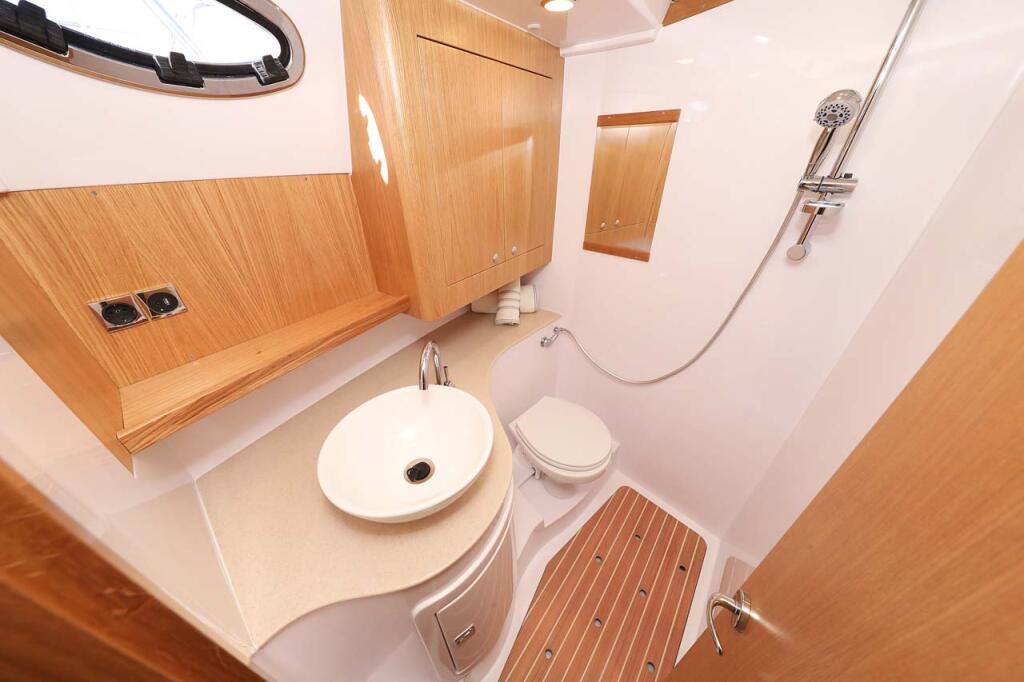 Motor yacht 