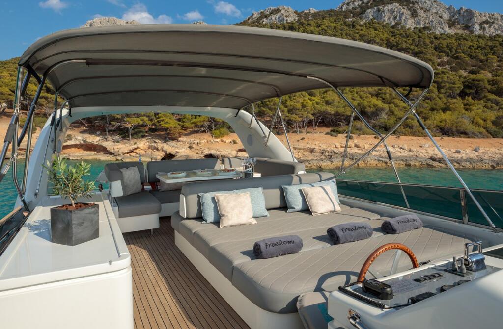 Luxus-Motoryacht 