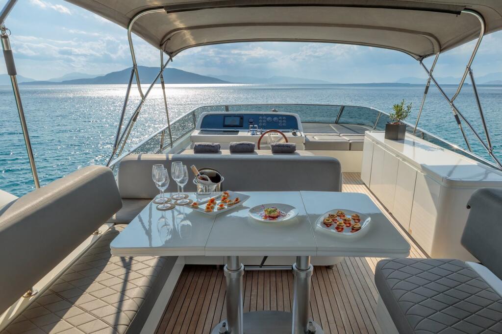 Luxus-Motoryacht 