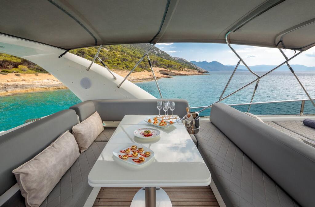 Luxus-Motoryacht 