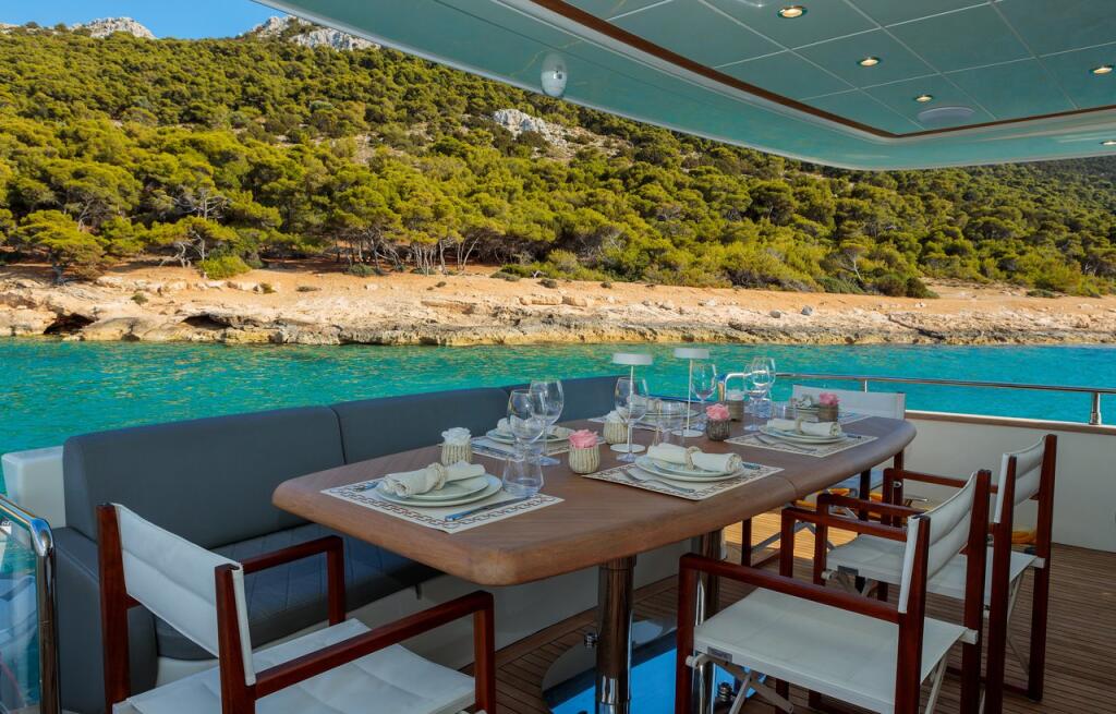 Luxus-Motoryacht 