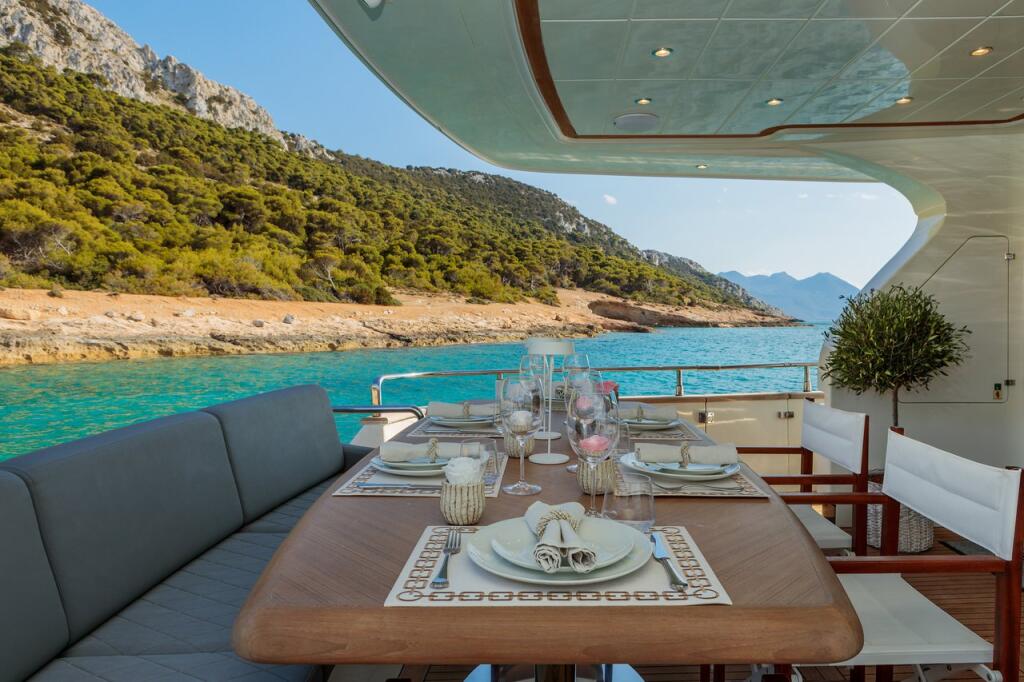 Luxus-Motoryacht 