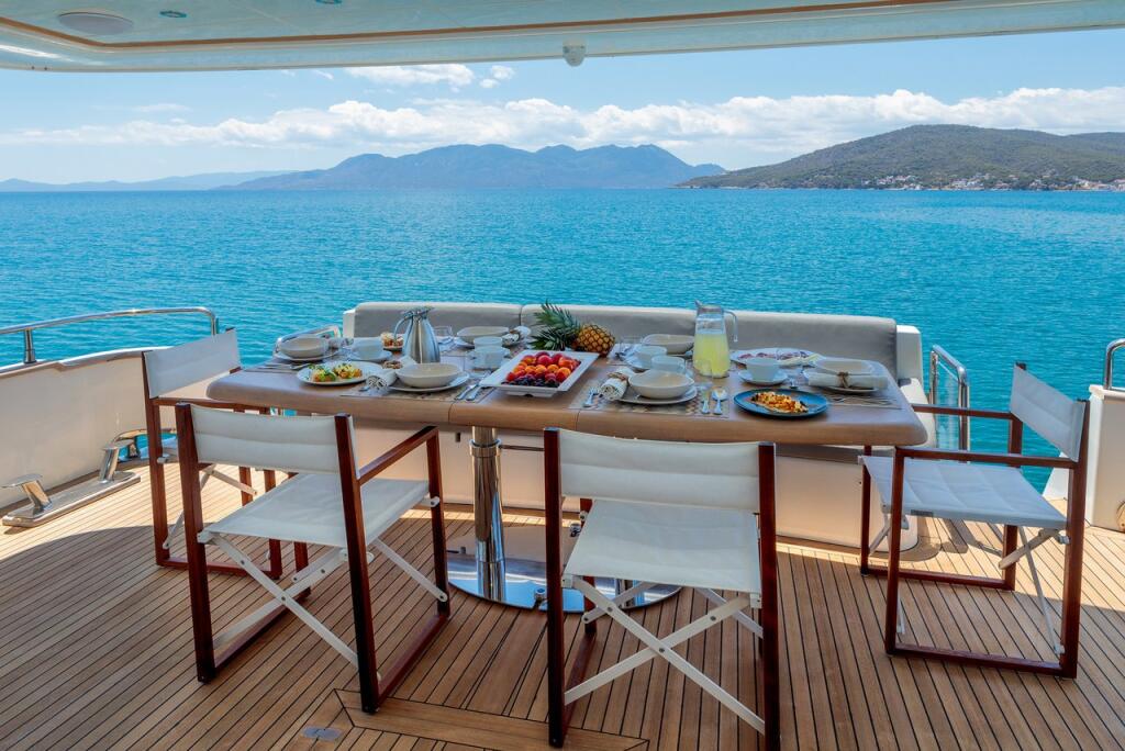 Luxus-Motoryacht 