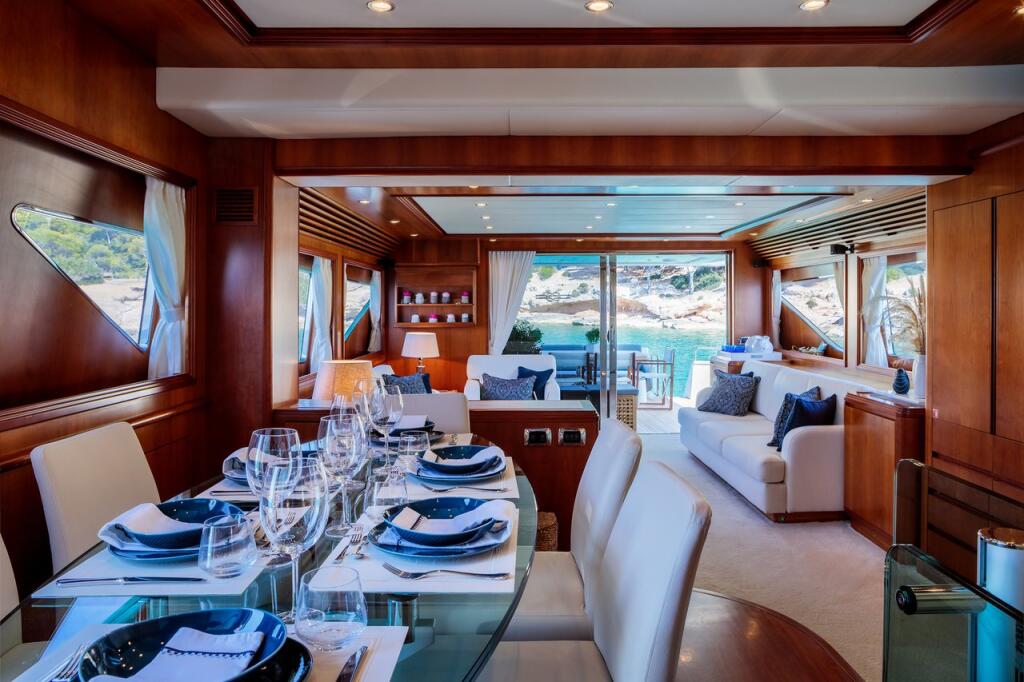 Luxus-Motoryacht 