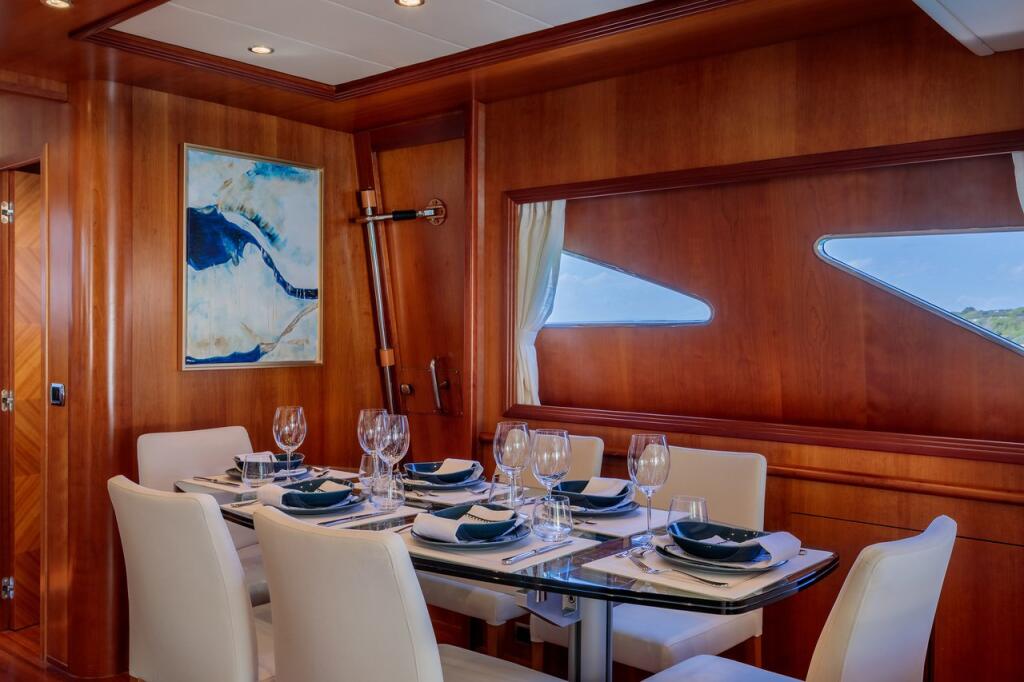 Luxus-Motoryacht 
