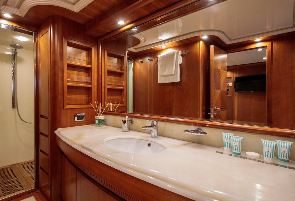 Luxus-Motoryacht 
